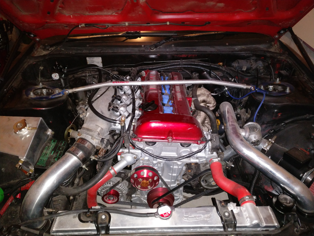 All set! Time for a road trip and some horsepower. The adjustable fuel regulator is above the shocktower on the left.